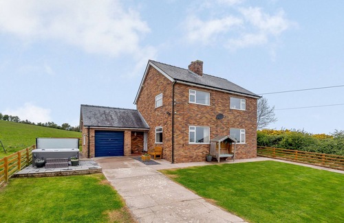 Llannefydd Cottage | PEN Y GAER, family friendly, with hot tub in Llannefydd