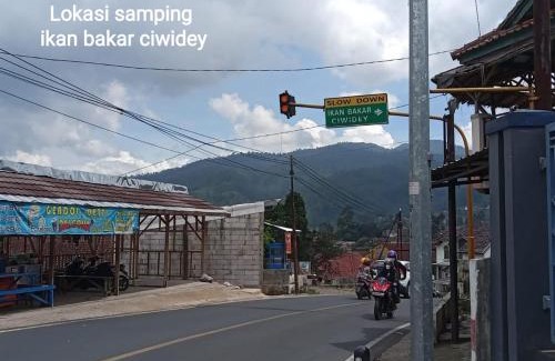 Rancabali House | Penginapan atau Kontrakan Rumah Ciwidey 1 Ruangan 2 Kasur Dewasa Kamar Mandi Dapur Dalam Sewa Harian Mingguan Bulanan Tahunan Boleh