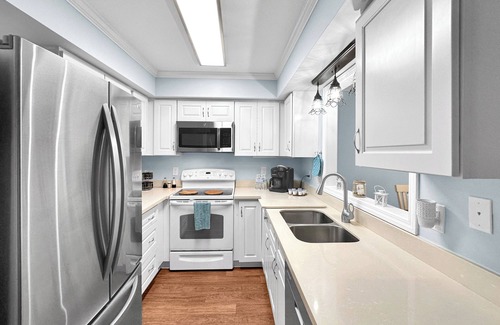 Warrington House | Pensacola Cottage w fenced yard - close to NAS & Blue Angels + EV super charger