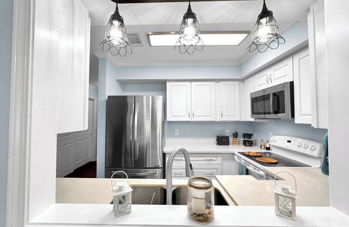 Warrington House | Pensacola Cottage w fenced yard - close to NAS & Blue Angels + EV super charger