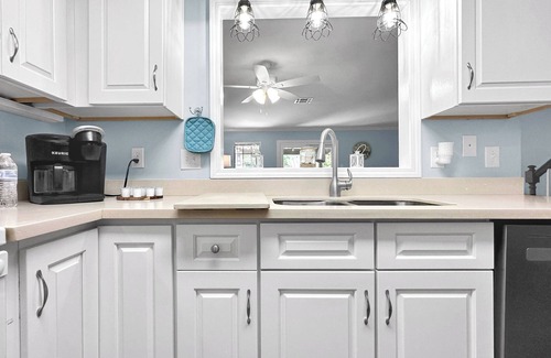 Warrington House | Pensacola Cottage w fenced yard - close to NAS & Blue Angels + EV super charger