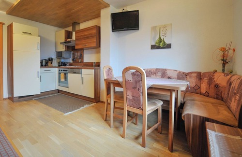 Stuhlfelden Apartment | Pension Grubhof FW C, Stuhlfelden, sunny location, valley view, family-friendly.