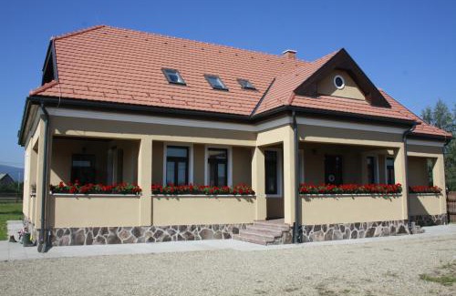 Joseni House | Pensiune AgroTuristica Horváth-Kert