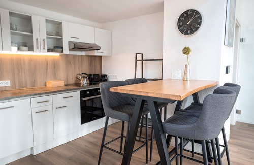 Mitte Apartment | Penthouse am Stadtwald, EBK, Internet, TV, 24h check-in