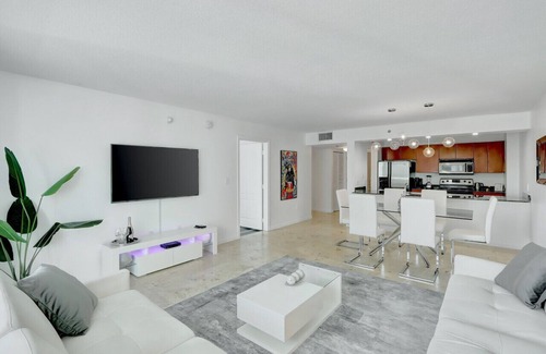 Brickell Condo | Penthouse APT w/Private Balcony King Bed Parking!