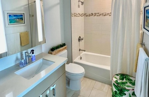 Kaka'ako House | Penthouse Floor, Ocean Views, Lanai, Pool, Hot Tub, Gym, Rec-Room, & Playground