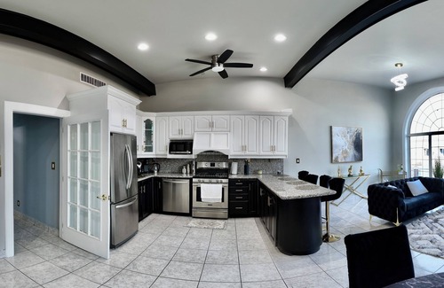 Walkerville Apartment | Penthouse suite in heart of little Italy