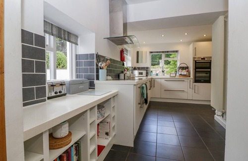 Llanwenarth Cottage | PENTRE COURT COTTAGE, pet friendly, with a garden in Abergavenny