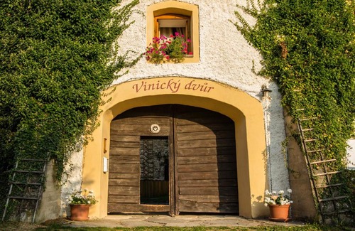 Omlenice House | Penzion Vinicky dvůr