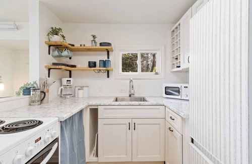 Masons Point House | Periwinkle Perch - Hot Tub