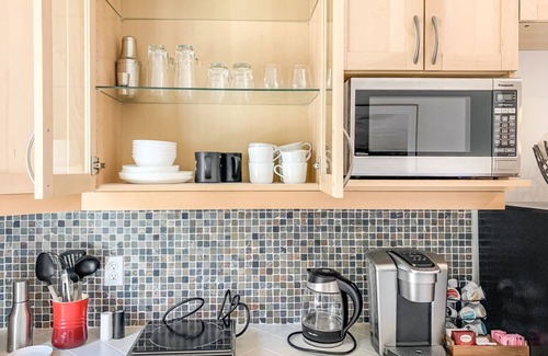 Langley Apartment | Perch - Baker's Acres: Tranquil Studio on View Property
