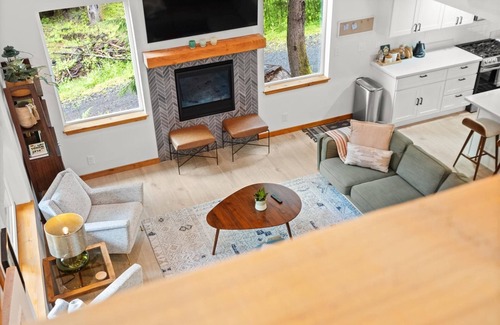 Paradise Estates Cabin | Perch - Serenity Nest Cabin w/Hot Tub & AC | Pet-Friendly