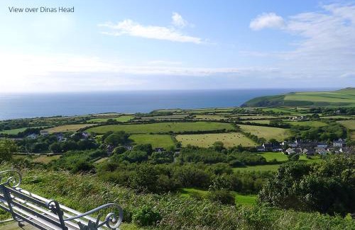Dinas Cross House | Perci Penrhiw Bach
