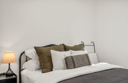 San Fernando House | Perfect 2BR Near Universal Studios By Poshguest