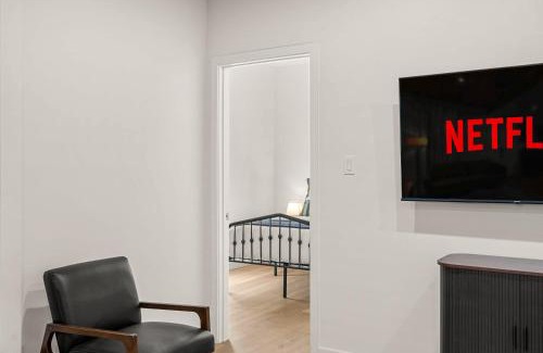 San Fernando House | Perfect 2BR Near Universal Studios By Poshguest