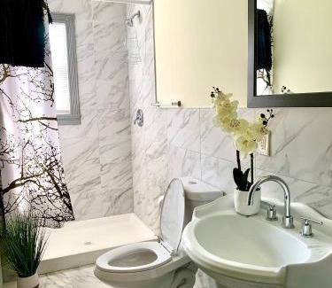 Downtown Niagara Falls House | Perfect 6BR Stay Near Falls & Attractions