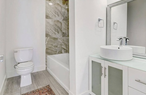 Pemberton Heights House | Perfect Central Austin Location - Mid-Century Modern Comfort
