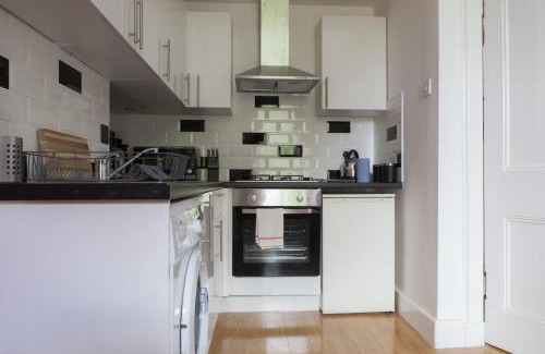 Marchmont Apartment | Perfect City Stay by the Meadows