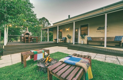 Nungurner House | Perfect Family & Group Getaway: Hot Tub, Pizza Oven, Games Room, Pet-Friendly