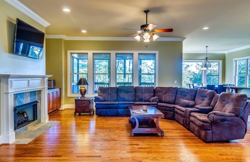 Sand Ridge House | Perfect For Groups: 4 Suites, 8 Beds, 5 TV's, WOW!