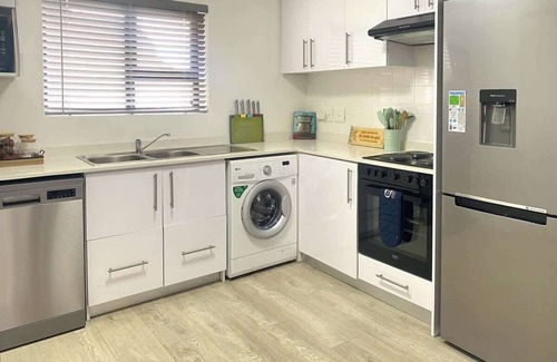 Redhill Apartment | Perfect for Longer Stays | Work & Relax w/parking