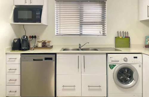Redhill Apartment | Perfect for Longer Stays | Work & Relax w/parking