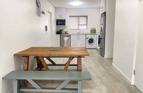 Redhill Apartment | Perfect for Longer Stays | Work & Relax w/parking