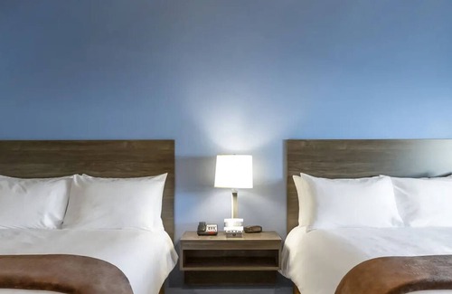 Avondale Hotel | Perfect for Travelers – Great Amenities & Location in Avondale!