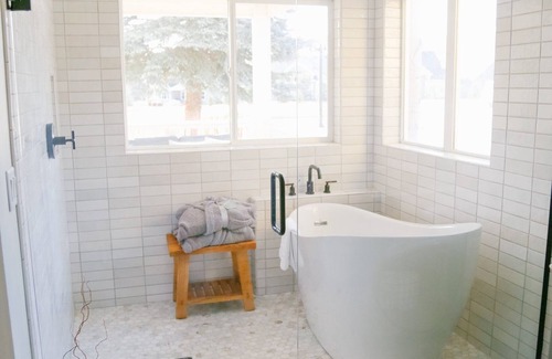 Midway Hotel | Perfect for Unforgettable Stays! Relaxing Unit w/Pool and Majestic Outdoors!