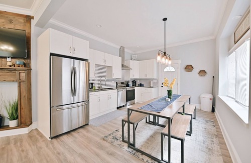 Near Northside House | Perfect Large Downtown Indy Home - Sleeps 16 - Luxury, Clean & Central Location