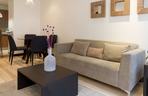 Financial District Apartment | PERFECT LOCATION 1BDR 1.5BTH WI FI, NETFLIX, POOL, GYM, SAUNA, 24HR SECURITY.