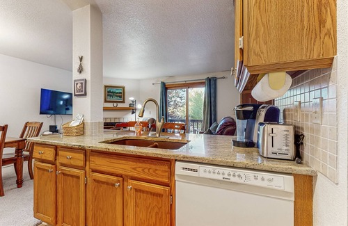 McCall Condo | Perfect McCall getaway w/private balcony, wood-burning fireplace, & free WiFi