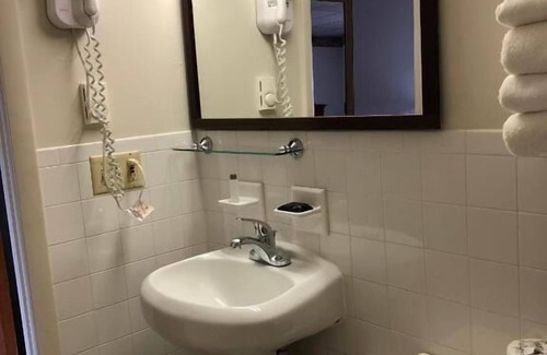 Campbelltown Hotel | Perfect Palmyra Escapade! Minutes to Hershey Trolley Works, FREE Breakfast