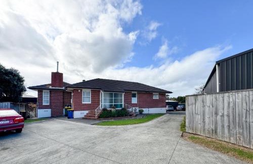Te Atatu Peninsula Apartment | Perfect Peninsular Location - 3 BR Family Home