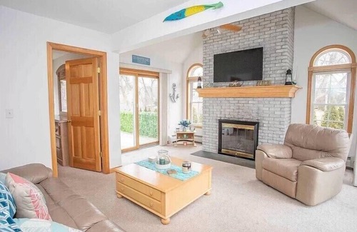 Westbrook Center House | Perfect Shoreline Stay – Walk to Beach, Dine, Shop & Play!