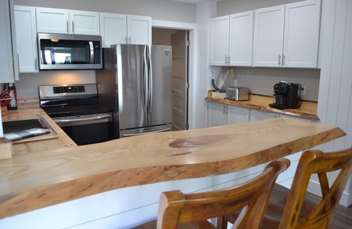 Sunbury House | Perfect size for 2 next Sunbury Crab Co Restaurant