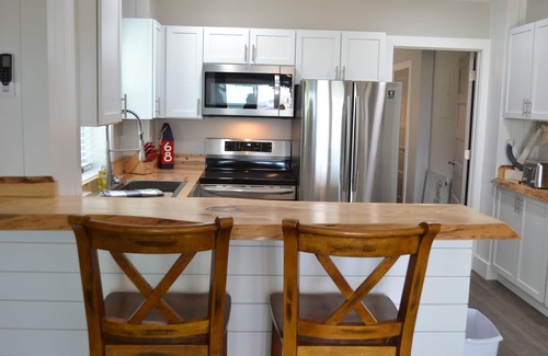 Sunbury House | Perfect size for 2 next Sunbury Crab Co Restaurant