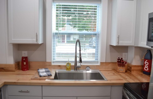 Sunbury House | Perfect size for 2 next Sunbury Crab Co Restaurant