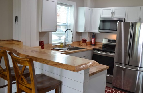 Sunbury House | Perfect size for 2 next Sunbury Crab Co Restaurant