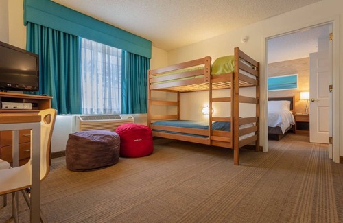 Anaheim Resort Hotel | Perfect Vacation in a Family Suite with Queen Bed and Bunk Bed! Outdoor Pool
