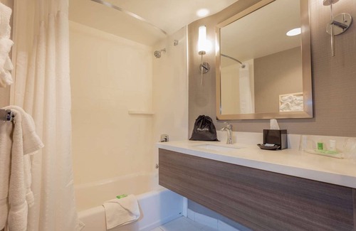 Anaheim Resort Hotel | Perfect Vacation in a Family Suite with Queen Bed and Bunk Bed! Outdoor Pool