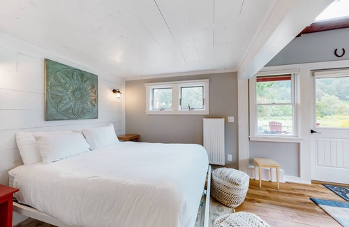 South Pomfret House | Perfect Vermont guesthouse getaway with mountain views & firepit - walk to lifts