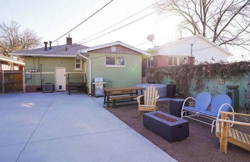 Central City Apartment | Perfectly Darling Downstairs Studio with Amenities