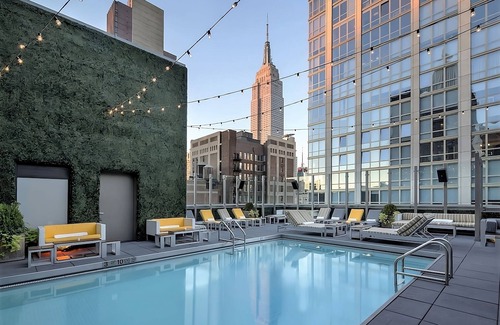 Rose Hill House | Perfectly Located to Everything! Rooftop Pool, Restaurant and Bar, Pet-friendly!