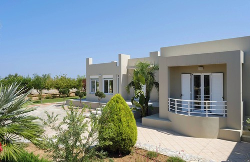 Adelianos Kampos Villa | Periklis Villa, a place to be! Unique Villa with Lavish outdoor area!