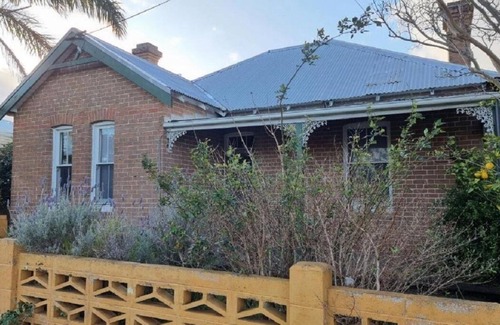 Eden House | Period Home in Eden Town . Walk to beach