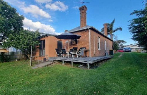 Eden House | Period Home in Eden Town . Walk to beach