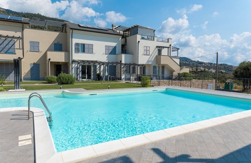 Toirano Apartment | Perla Abernathy - vacation home by the sea with pool and garden