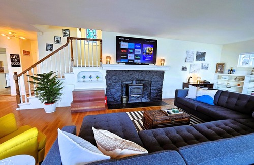 Retsil House | Perry's Landing - Charming Water & Mountain View Home in Historic Port Orchard