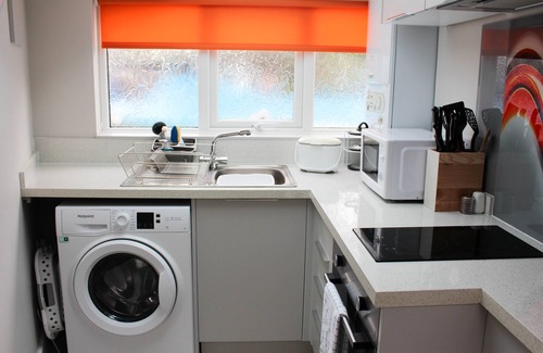 Poole Apartment | Perrys Impeccable 1-bed Apartment in Poole